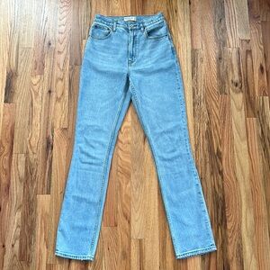 Abercrombie’90s Slim Straight Ultra High Rise Jeans. Size 26L.